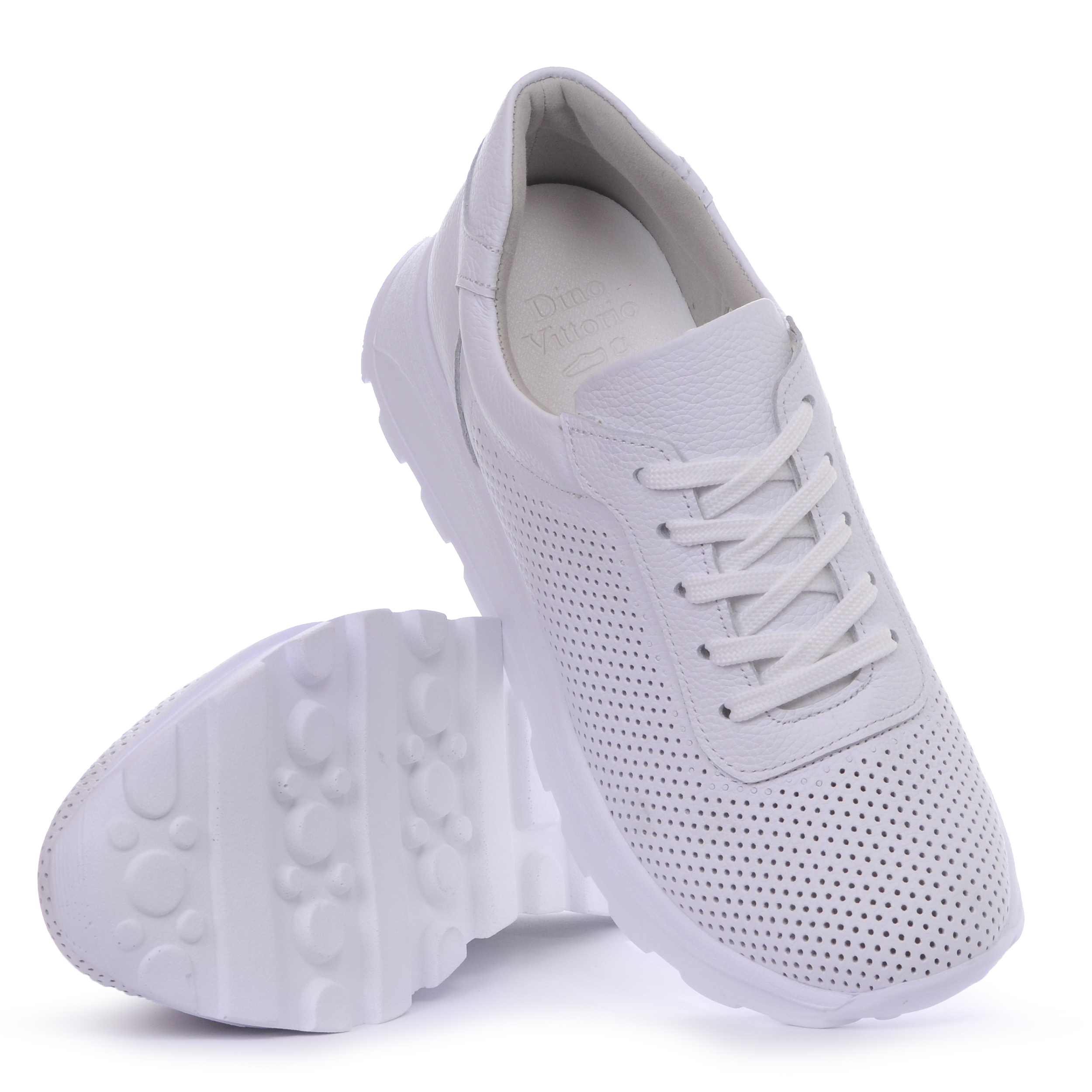 Кросівки жіночі